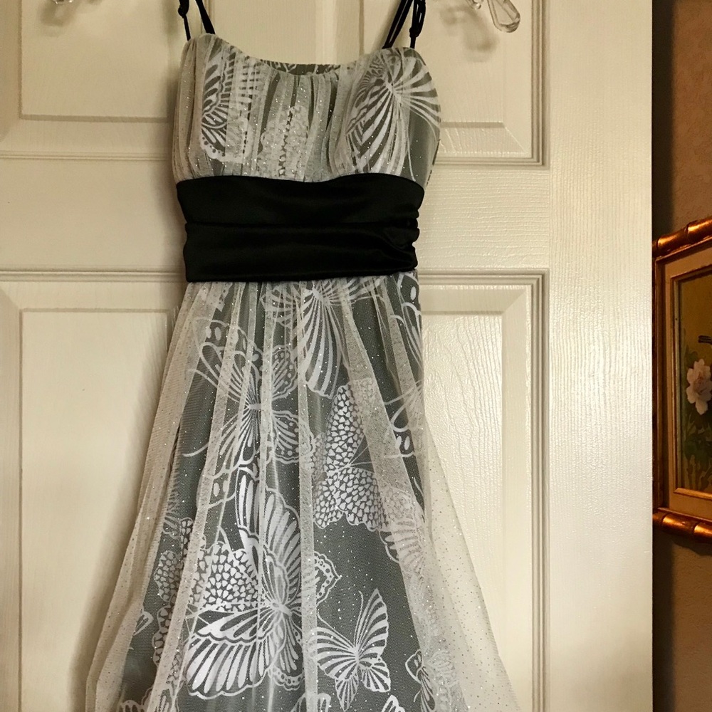 Beautiful black & cream dress.